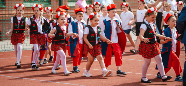 Zdjęcie uczniów tańczących krakowiaka